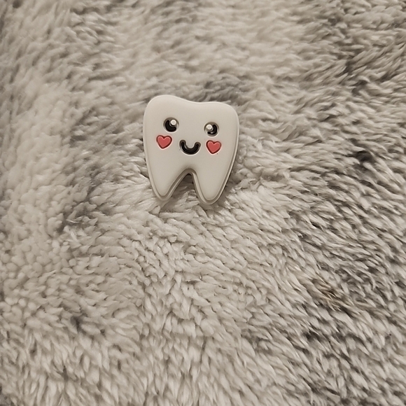 Shoe Charm (Crocs) - Tooth - Picture 1 of 3